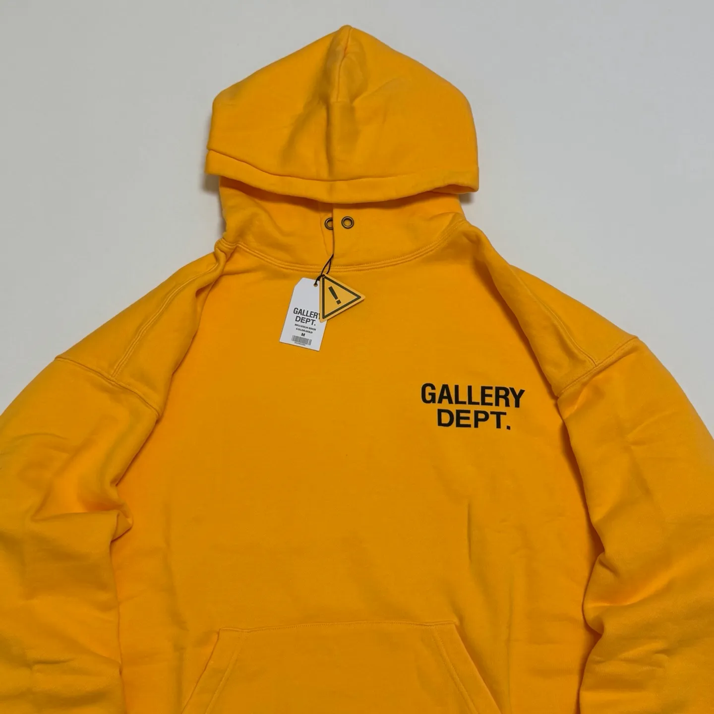GALLERY DEPT. 90'S GD LOGO HOODIE 90's retro destruction yellow English hoodie Yellow S-XL Needs custom weaving and dyeing 500g high weight sweatshirt fabric Light fleece treatment on the inside Overall quite wide and comfortable Loose version Trendy and fashionable Same as the original version Water slurry non-touch printing process Original consistent hang tag with G LOGO hanging beads